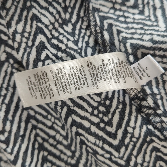 CHICO'S WRINKLE RESISTANT Zigzag Print Button up Top Size 2 - Picture 8 of 10